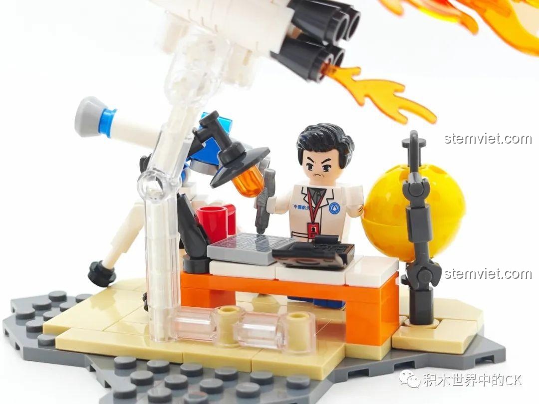 Cận cảnh minifigure nhà khoa học tại bàn làm việc trong bộ Sembo 203358, với máy tính và các thiết bị khác.