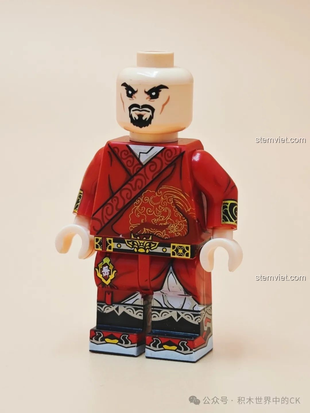 Cận cảnh minifigure Nhạc Phi cho trẻ em từ 8 tuổi trong trang phục thường ngày, các họa tiết in trên áo và quần rất chi tiết và đẹp mắt.