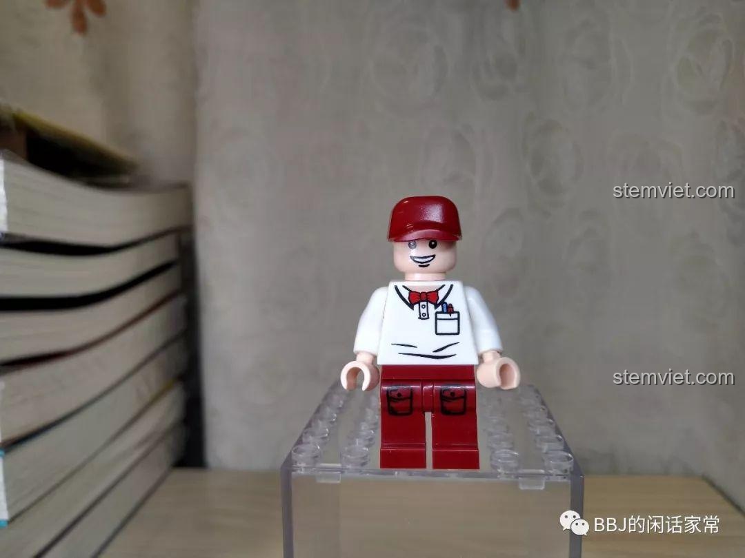 Minifigure nhân viên bán hàng nam của bộ đồ chơi Cửa hàng uống mini Sembo xịn giá rẻ.