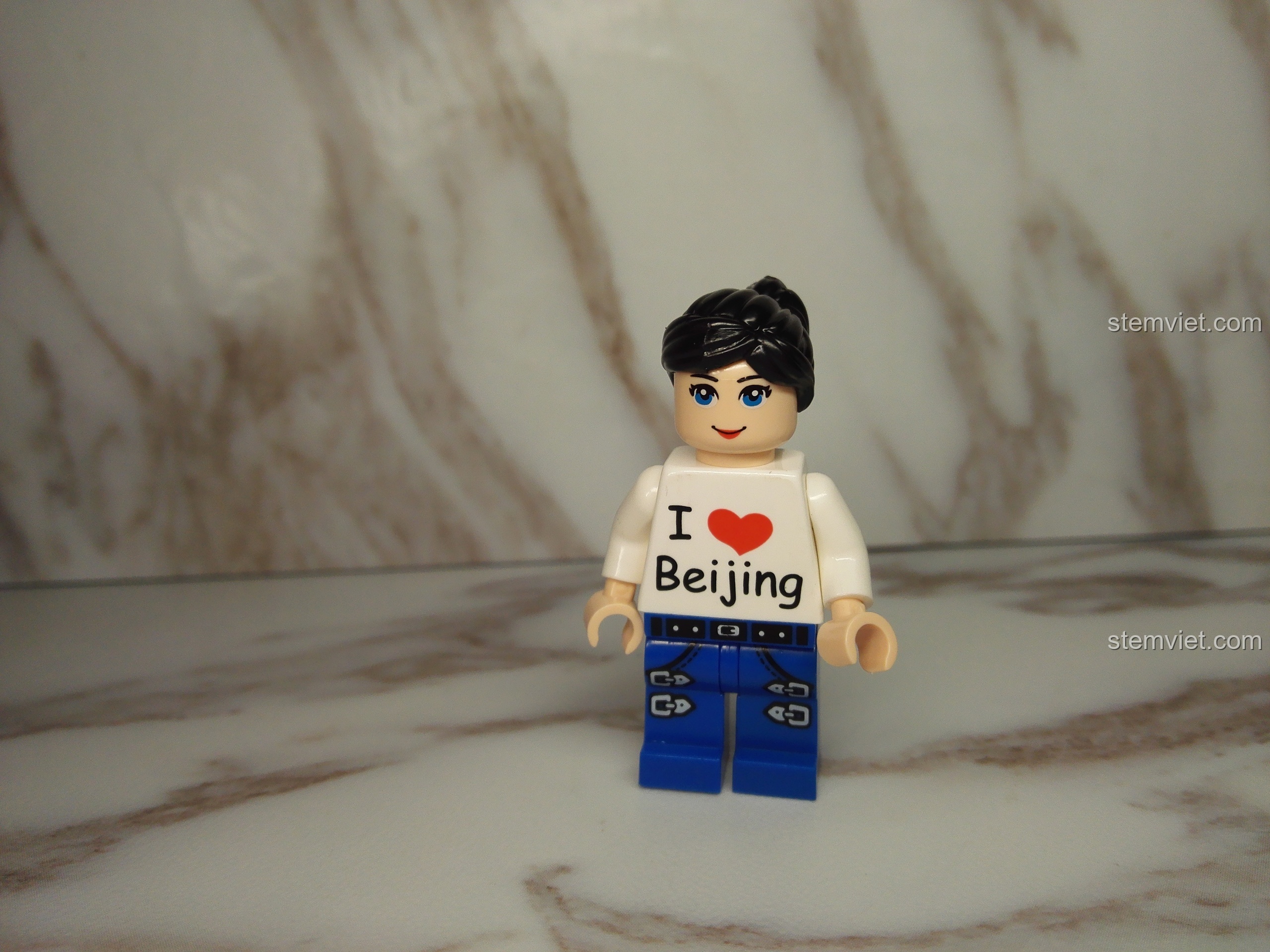 Cận cảnh mặt trước nhân vật minifigure nữ của bộ PanlosBrick 656001 Mô hình Bắc Kinh.