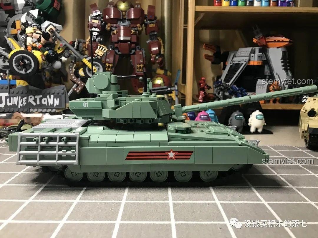 Nhân vật nữ sĩ quan Nga trong bộ Jiazhi 0101 với áo lính thủy và quần rằn ri.