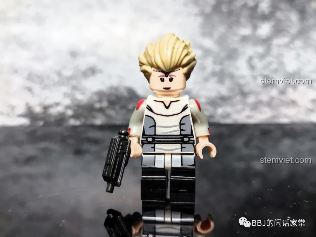 Minifigure Omega KORUIT KT1052 Star Wars với trang phục Bad Batch và blaster, chi tiết in ấn sắc nét.