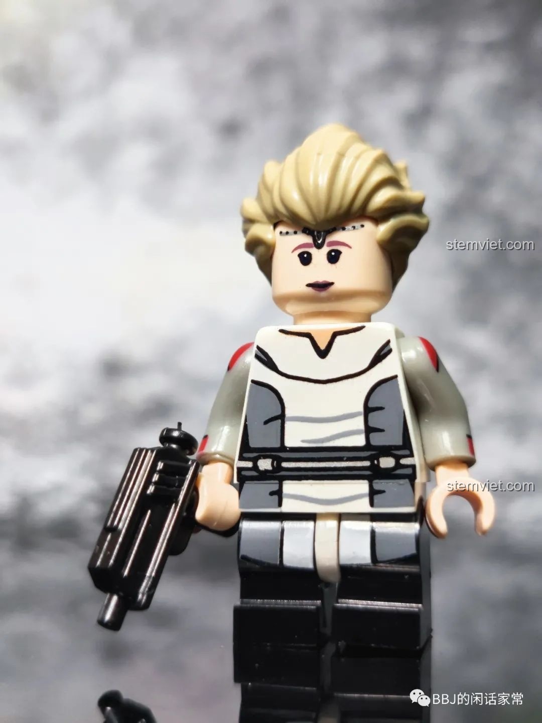 Minifigure Omega KORUIT KT1052 Star Wars với biểu cảm khuôn mặt thứ hai, cầm blaster.