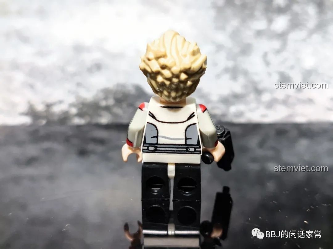 Mặt sau của minifigure Omega KORUIT KT1052 Star Wars, cho thấy chi tiết in ấn trang phục Bad Batch.