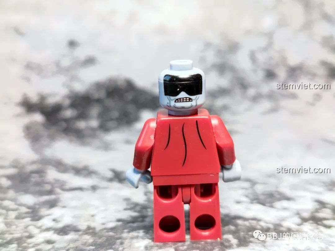 Mặt sau của minifigure Hoàng đế Palpatine KORUIT KT1052 Star Wars, với chi tiết in ấn đơn giản.