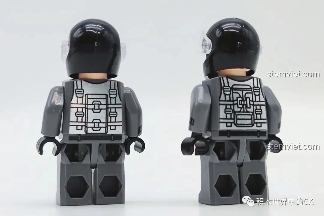 Mặt sau của hai minifigures phi công từ bộ JIESTAR 58008, cho thấy chi tiết in ấn trên lưng áo giáp.