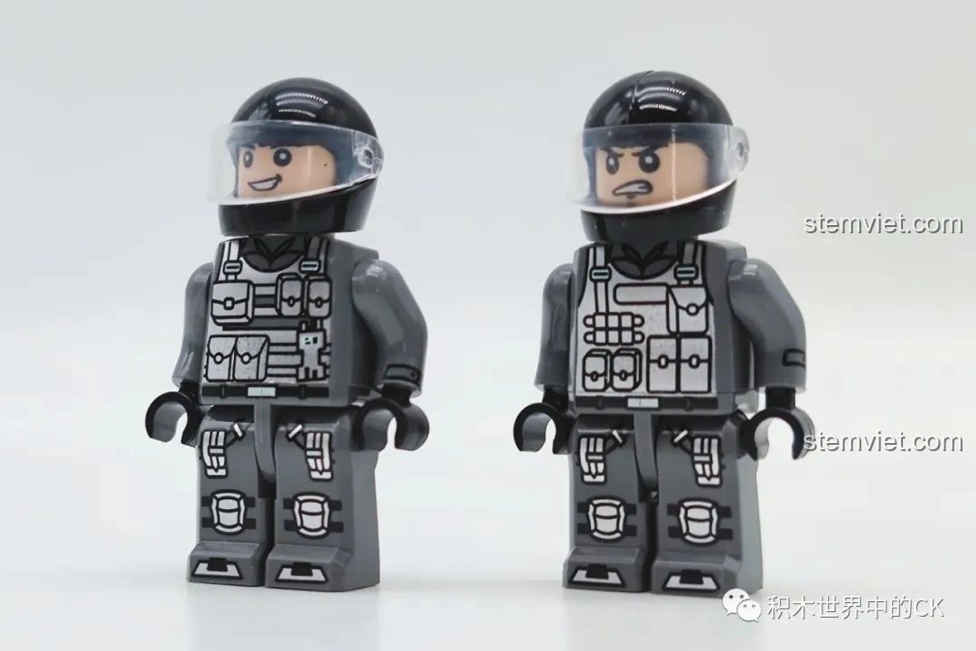 Hai minifigures phi công đi kèm bộ JIESTAR 58008, mặc trang phục quân sự màu xám với mũ bảo hiểm đen.