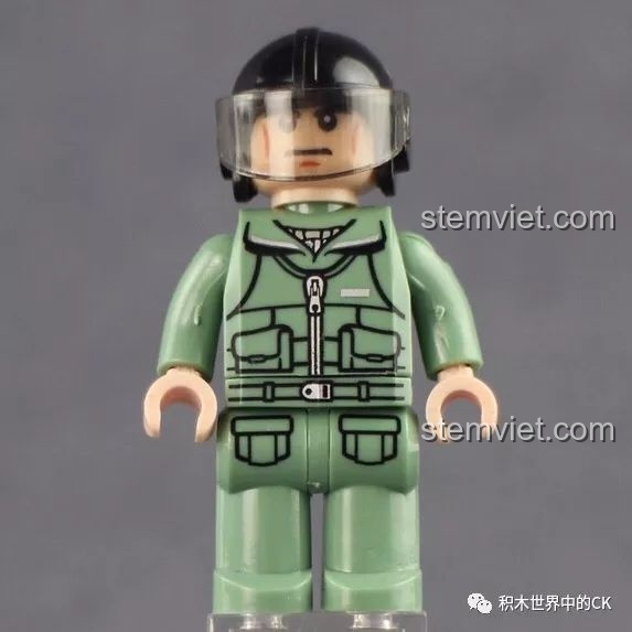 Cận cảnh minifigure phi công trong bộ lắp ráp Mô hình máy bay A-10 XB06022, trang phục chi tiết.