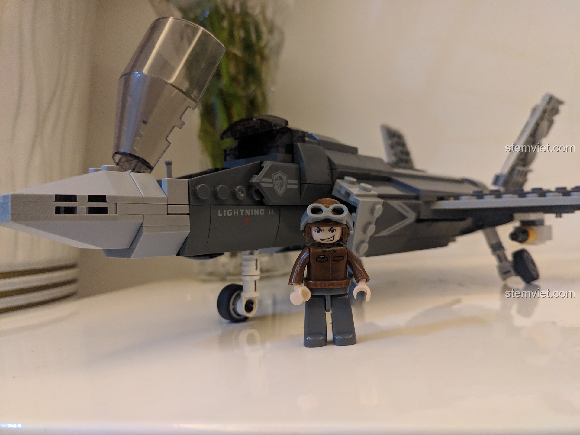 Minifigure phi công đứng cạnh mô hình F-35B, cho thấy tỉ lệ và tăng tính sinh động cho bộ đồ chơi.