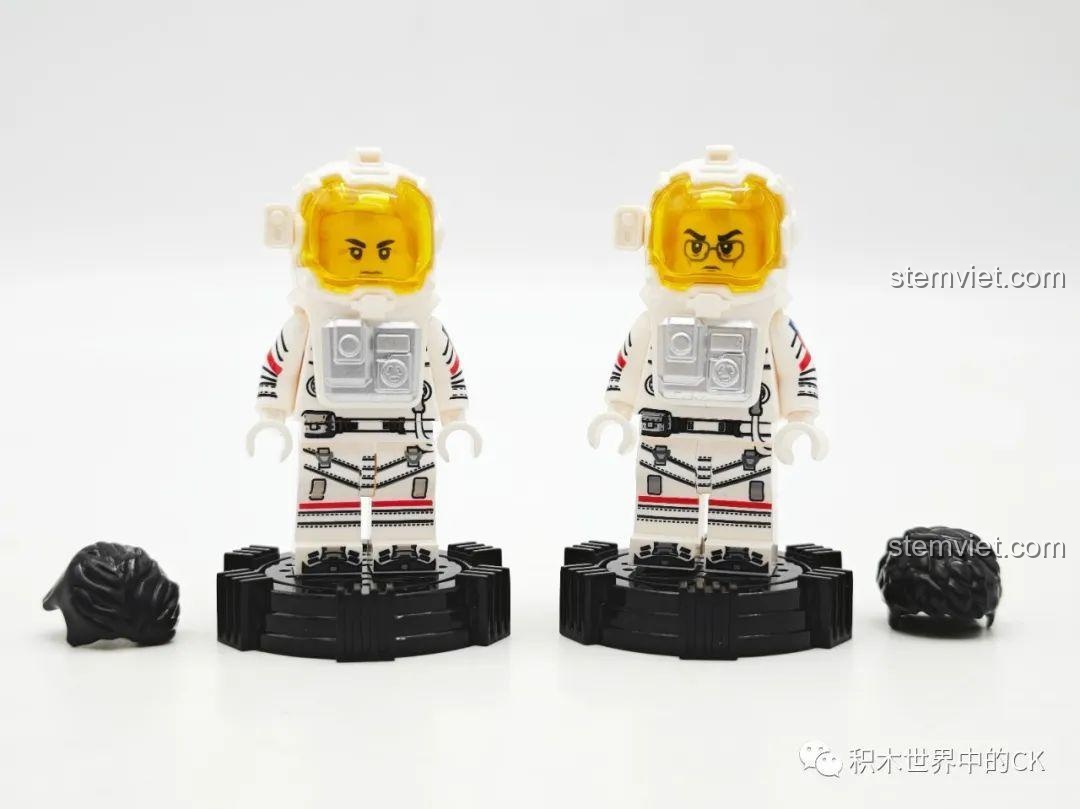 Hai minifigure phi hành gia có thể tháo mũ và đội tóc, đi kèm đế trưng bày riêng cho từng nhân vật.