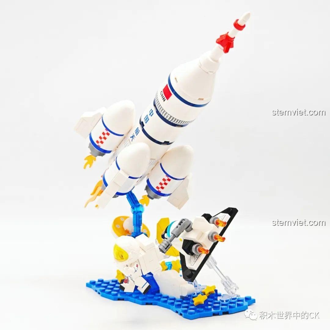 Cận cảnh minifigure phi hành gia và tàu con thoi trong bộ đồ chơi khám phá vũ trụ Sembo 203355.