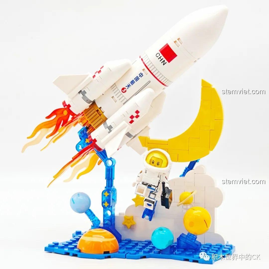 Cận cảnh minifigure phi hành gia đang bay lơ lửng trong bộ đồ chơi xây dựng Tàu vũ trụ Sembo 203356.