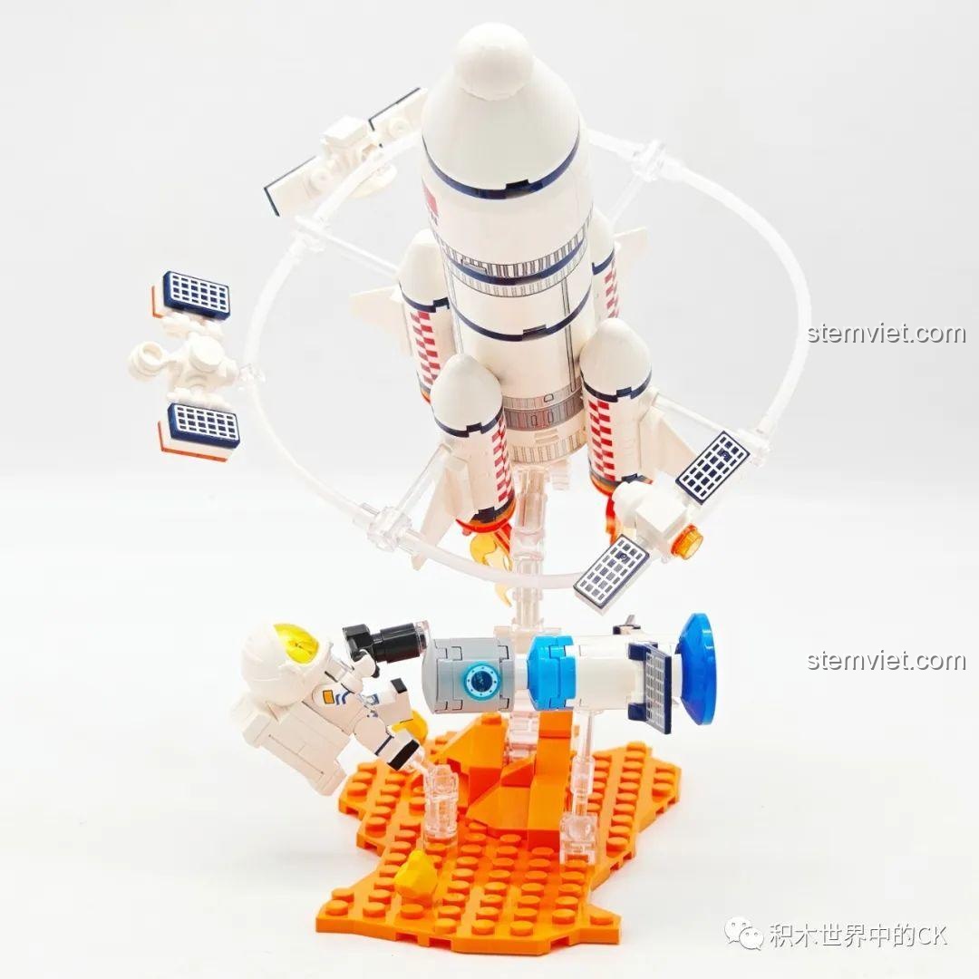 Cận cảnh minifigure phi hành gia đang tương tác với mô hình kính thiên văn không gian trong bộ Sembo 203357.