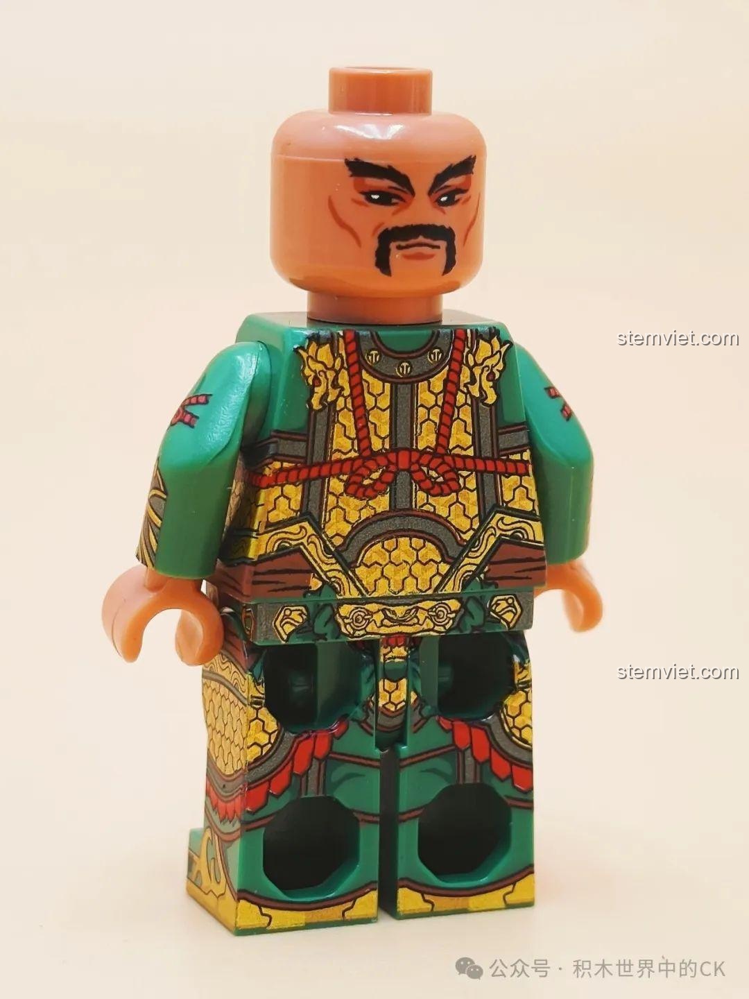 Cận cảnh chi tiết in trên thân sau của minifigure Quan Vũ, bộ đồ chơi lắp ghép 20802.