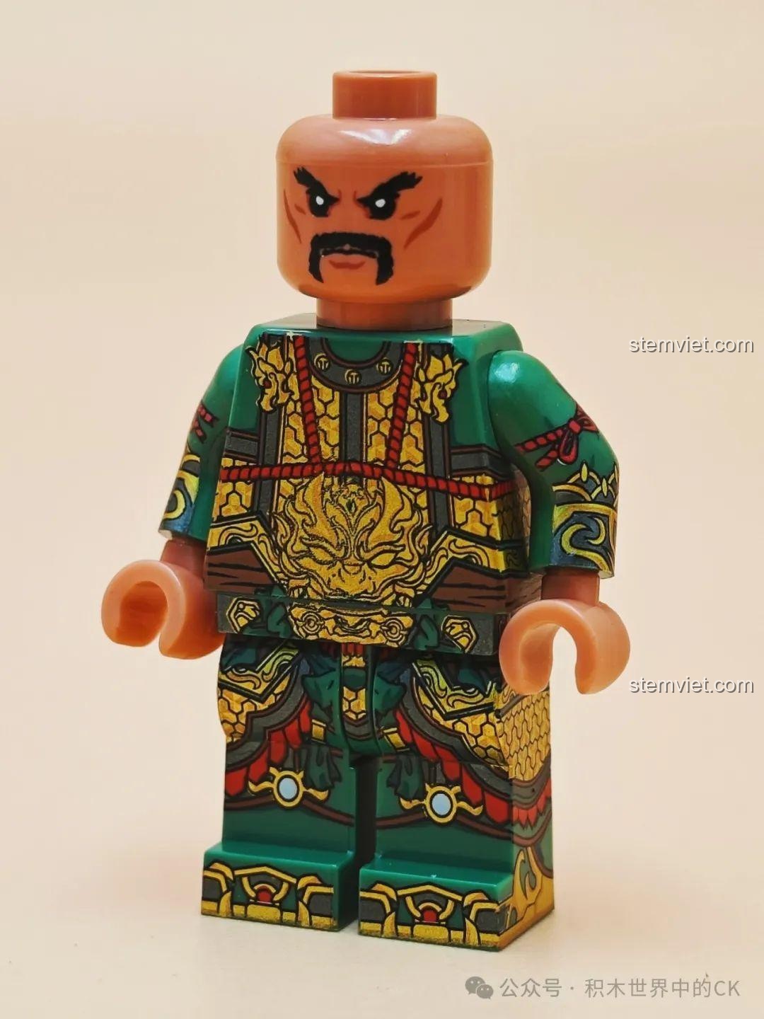 Cận cảnh chi tiết in trên thân trước của minifigure Quan Vũ trong bộ lắp ghép Quan Vũ và Chu Thương cho bé 8+.