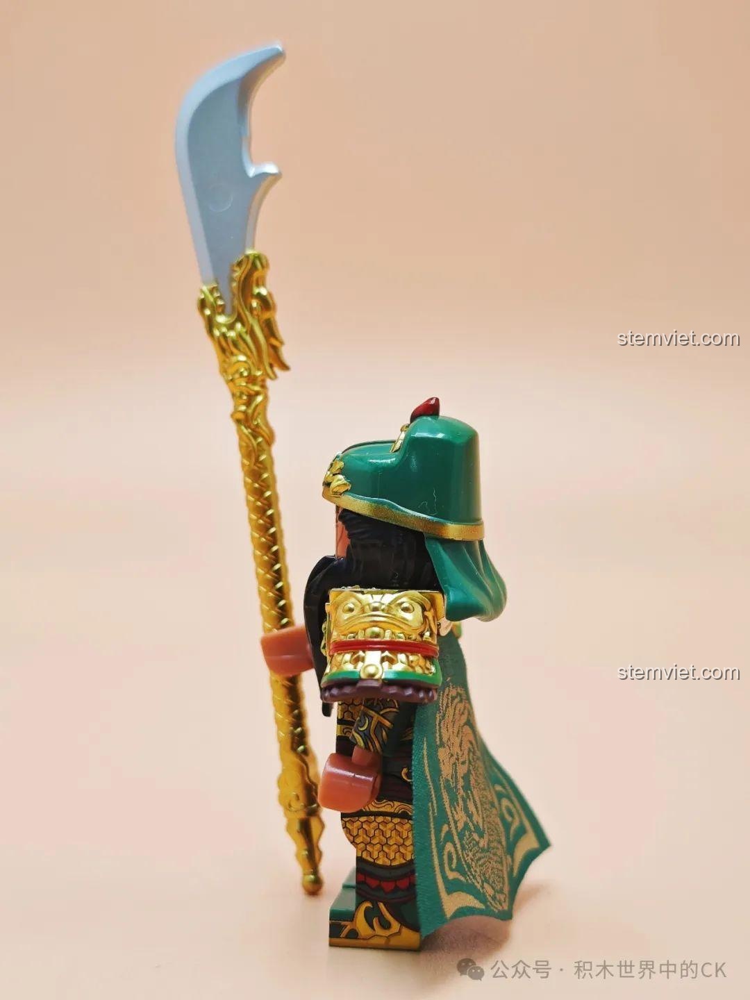 Góc nhìn nghiêng của minifigure Quan Vũ, làm nổi bật chi tiết giáp vai và vũ khí.