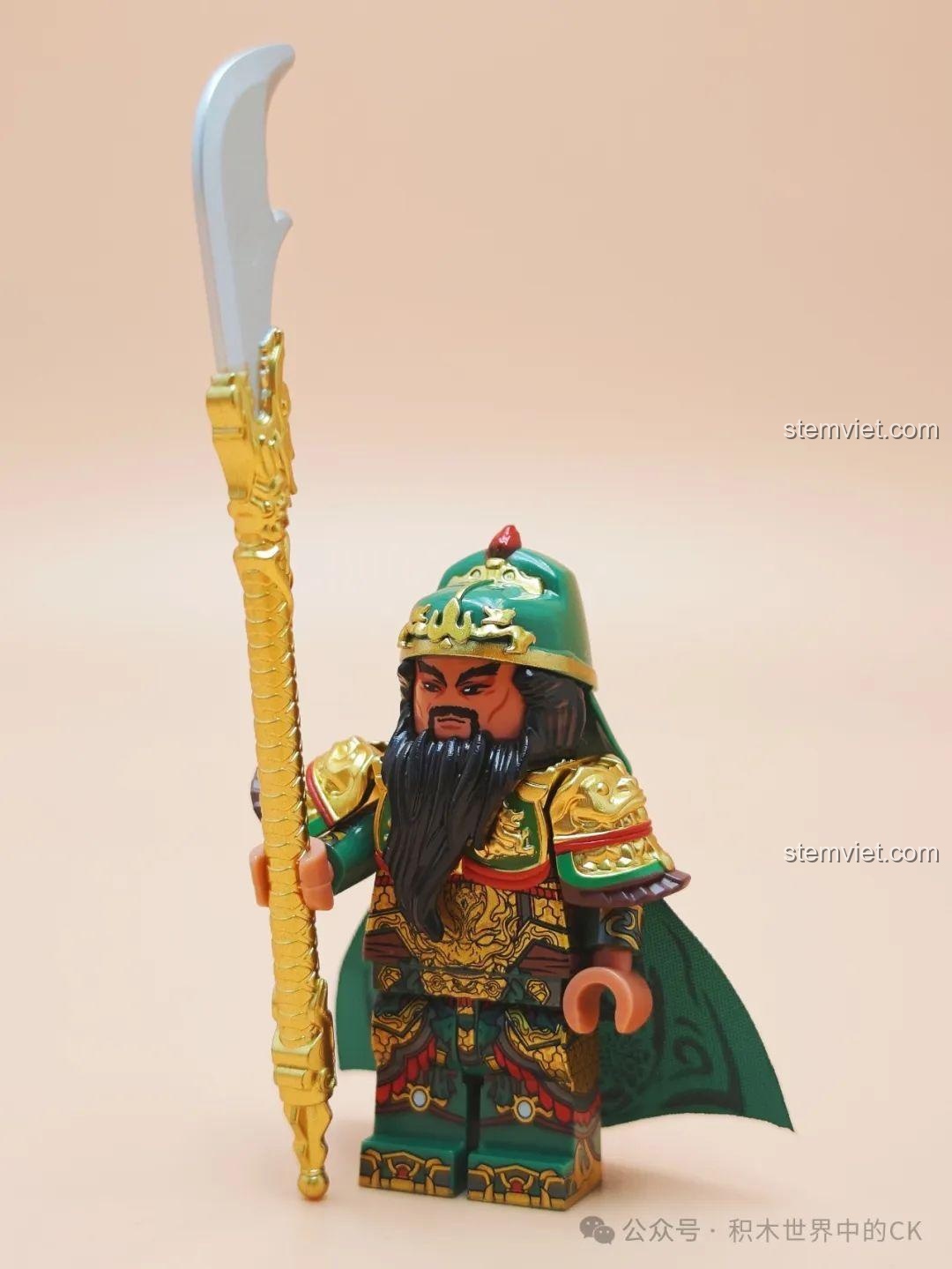 Minifigure Quan Vũ hoàn chỉnh với đầy đủ trang bị trong bộ xếp hình Tam Quốc Tiểu Hiệp: Quan Vũ Đơn Đao Phó Hội.