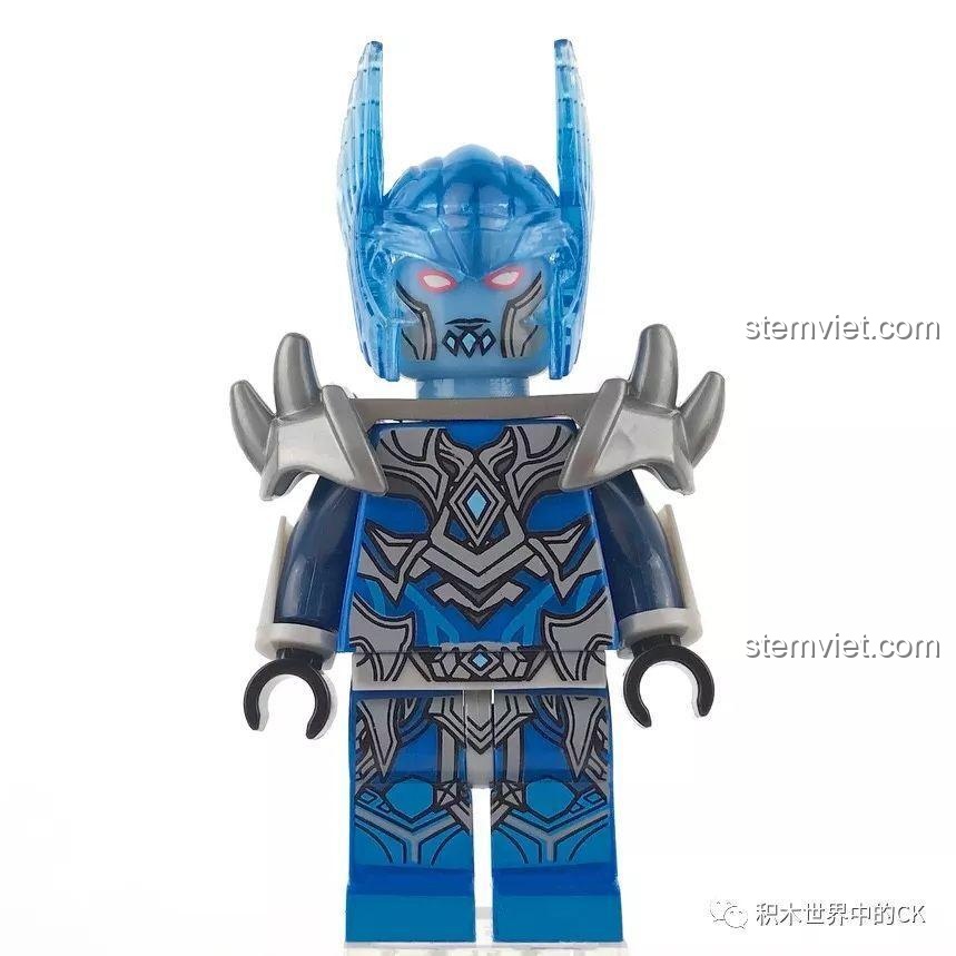 Cận cảnh minifigure Quan Vũ từ bộ Sembo 11839, nổi bật với bộ giáp xanh và mũ giáp trong suốt. Một phần của bộ mô hình Quan Vũ.