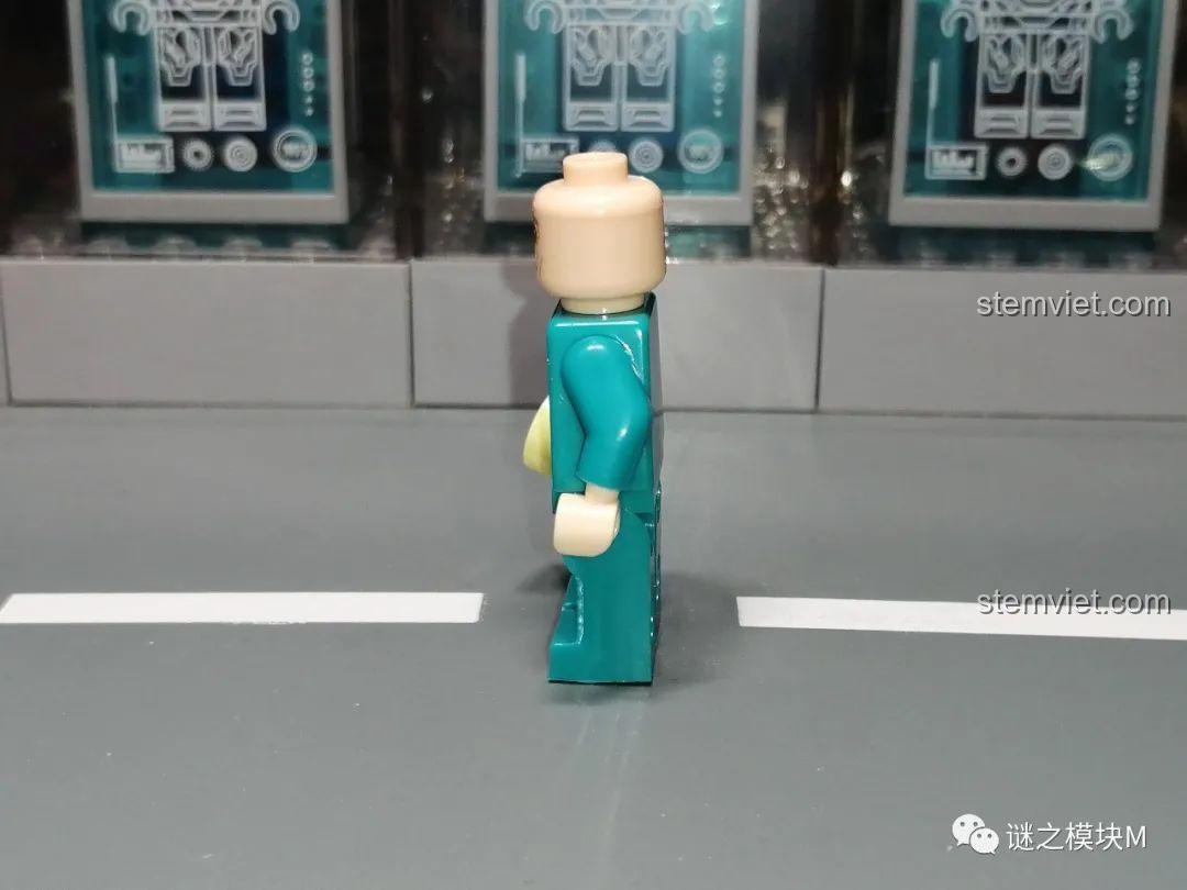Góc nhìn nghiêng của minifigure Oh Il-nam (001) trong bộ 102, cho thấy không có chi tiết in bên hông.