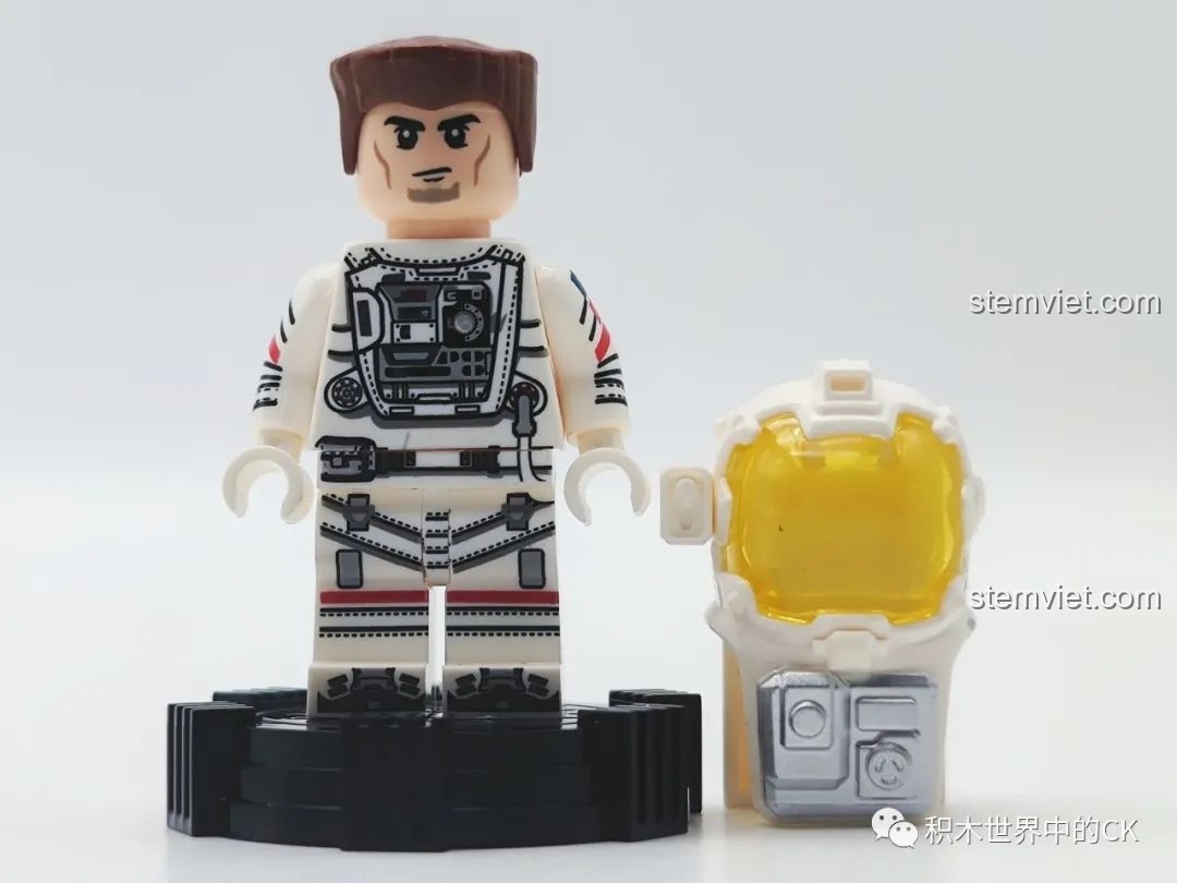 Minifigure phi hành gia SEMBO 107104 khi tháo mũ bảo hiểm, để lộ khuôn mặt và mái tóc nâu.