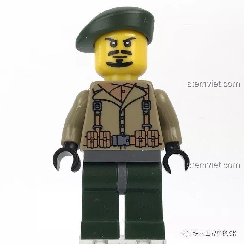 Minifigure sĩ quan chỉ huy với mũ nồi xanh và bộ ria mép trong bộ đồ chơi KAZI KY10000.