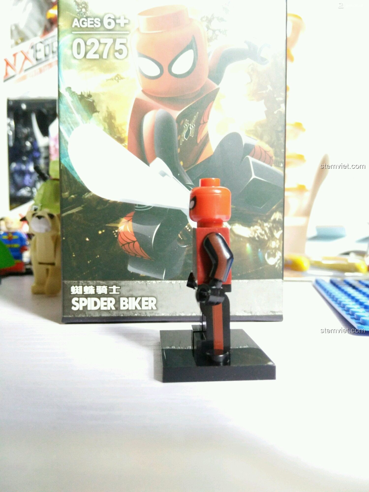 Góc nhìn bên phải của minifigure Spider Biker Decool 0275. Cảm nhận về chất lượng đồ chơi lắp ráp cho trẻ em.