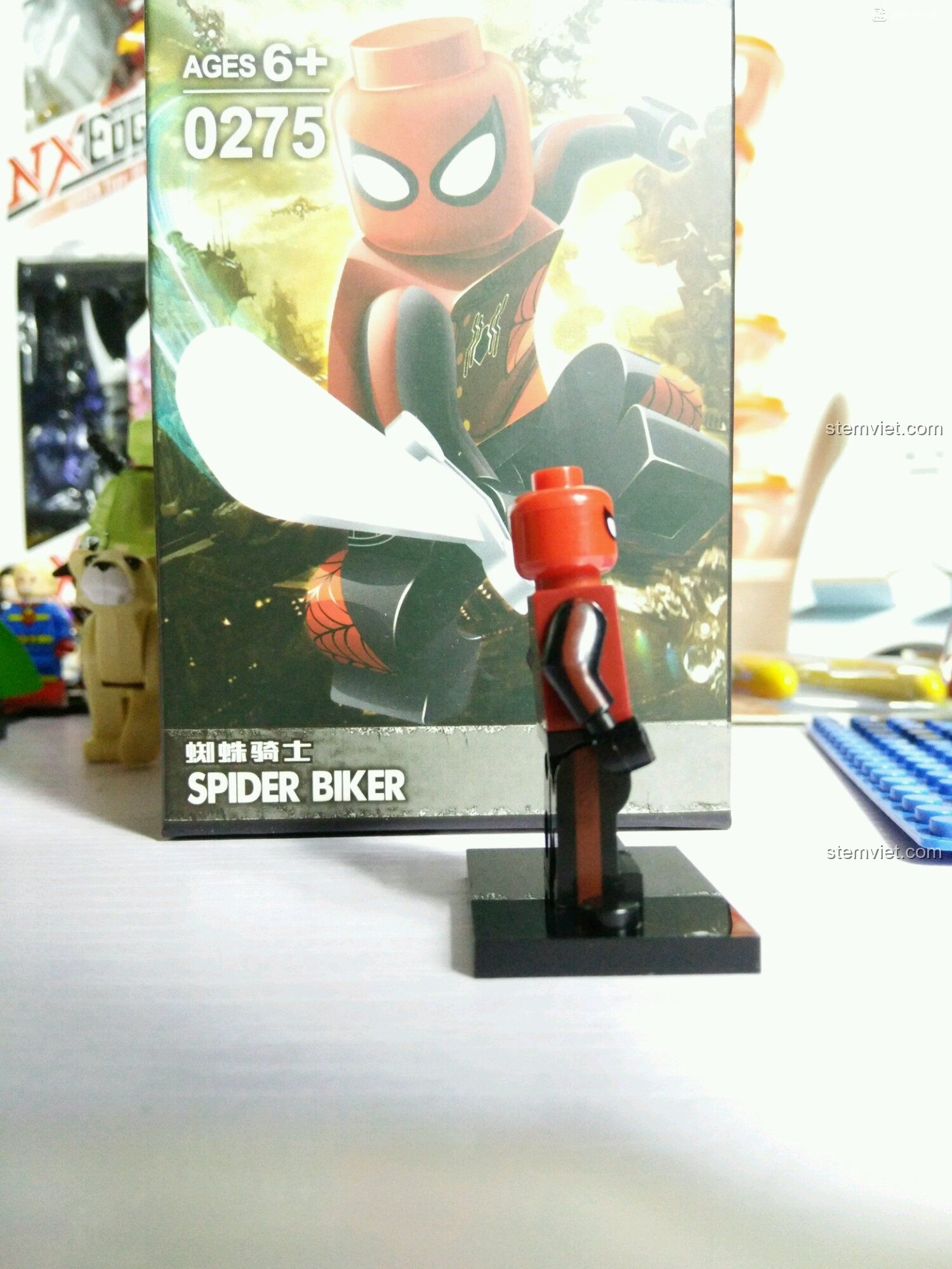 Góc nhìn bên trái của minifigure Spider Biker Decool 0275. Bộ đồ chơi minifigure Spider-Man giá rẻ.
