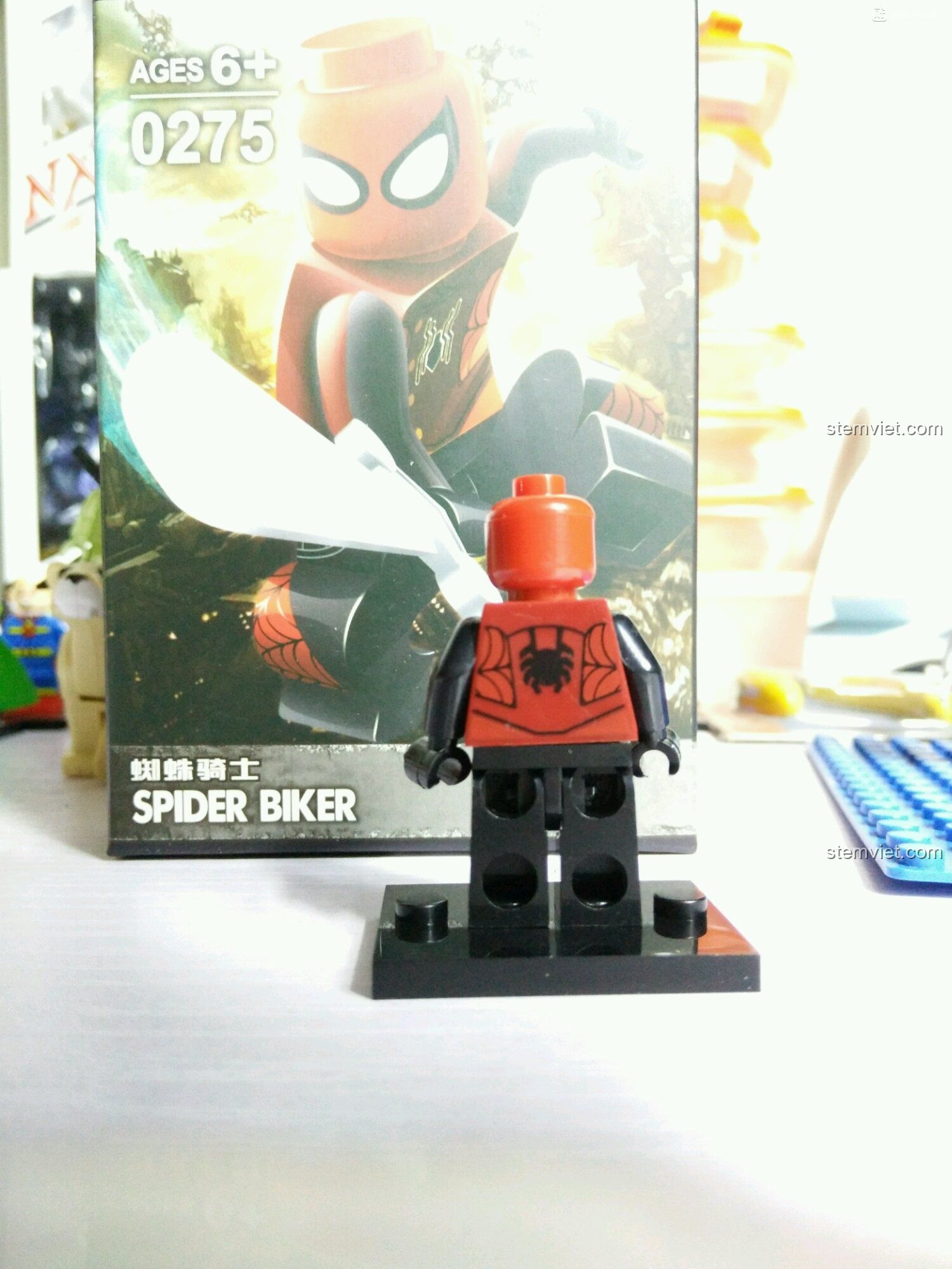Mặt sau của minifigure Spider Biker Decool 0275, chi tiết in ấn tinh xảo. Đánh giá đồ chơi lắp ráp Decool.