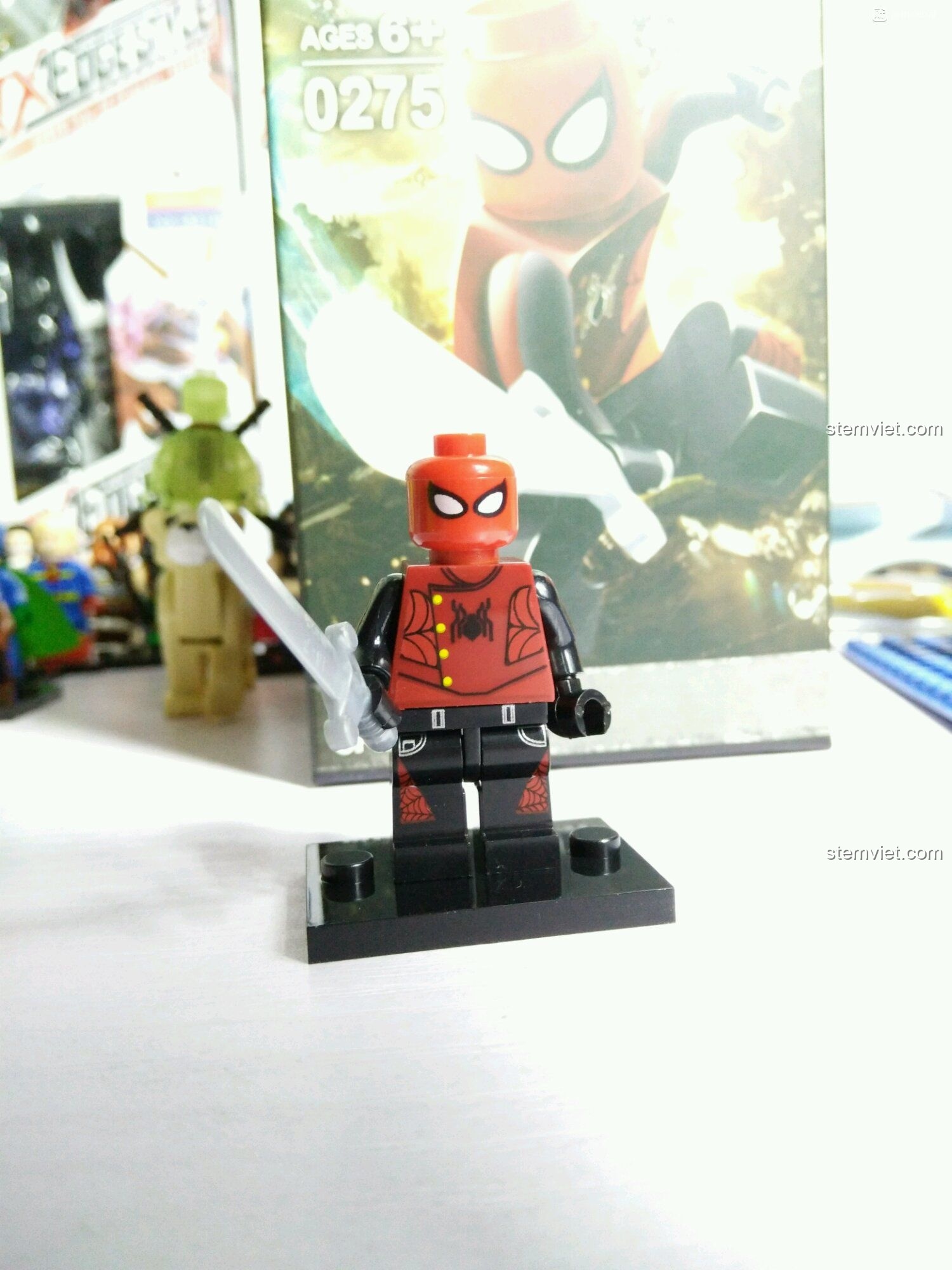 Minifigure Spider Biker Decool 0275 cầm kiếm, tạo dáng mạnh mẽ. Đồ chơi mô hình nhân vật Marvel cho bé trai.