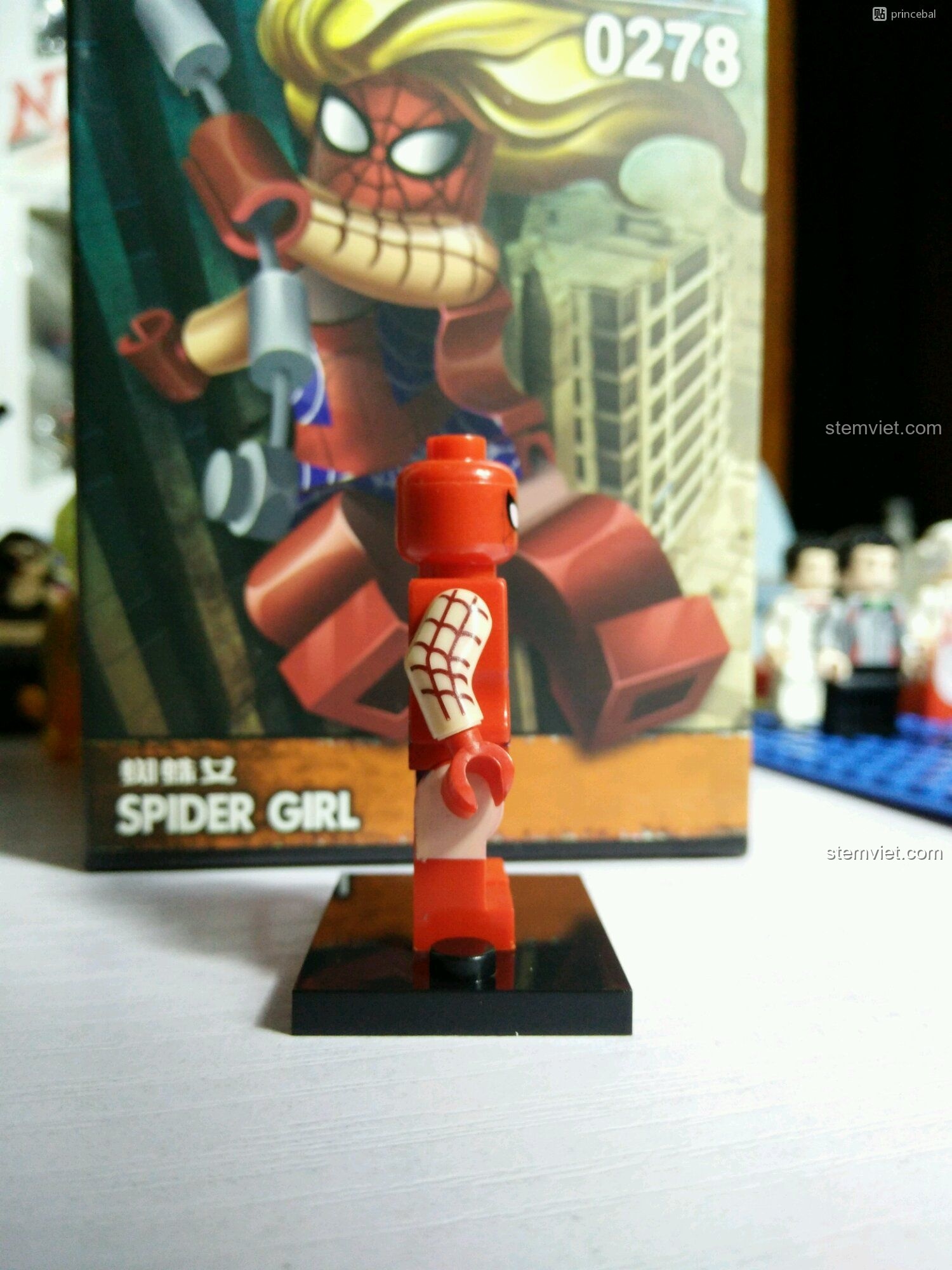 Góc nhìn bên trái của minifigure Spider Girl Decool 0278. Cảm nhận về đồ chơi lắp ráp siêu anh hùng nữ.