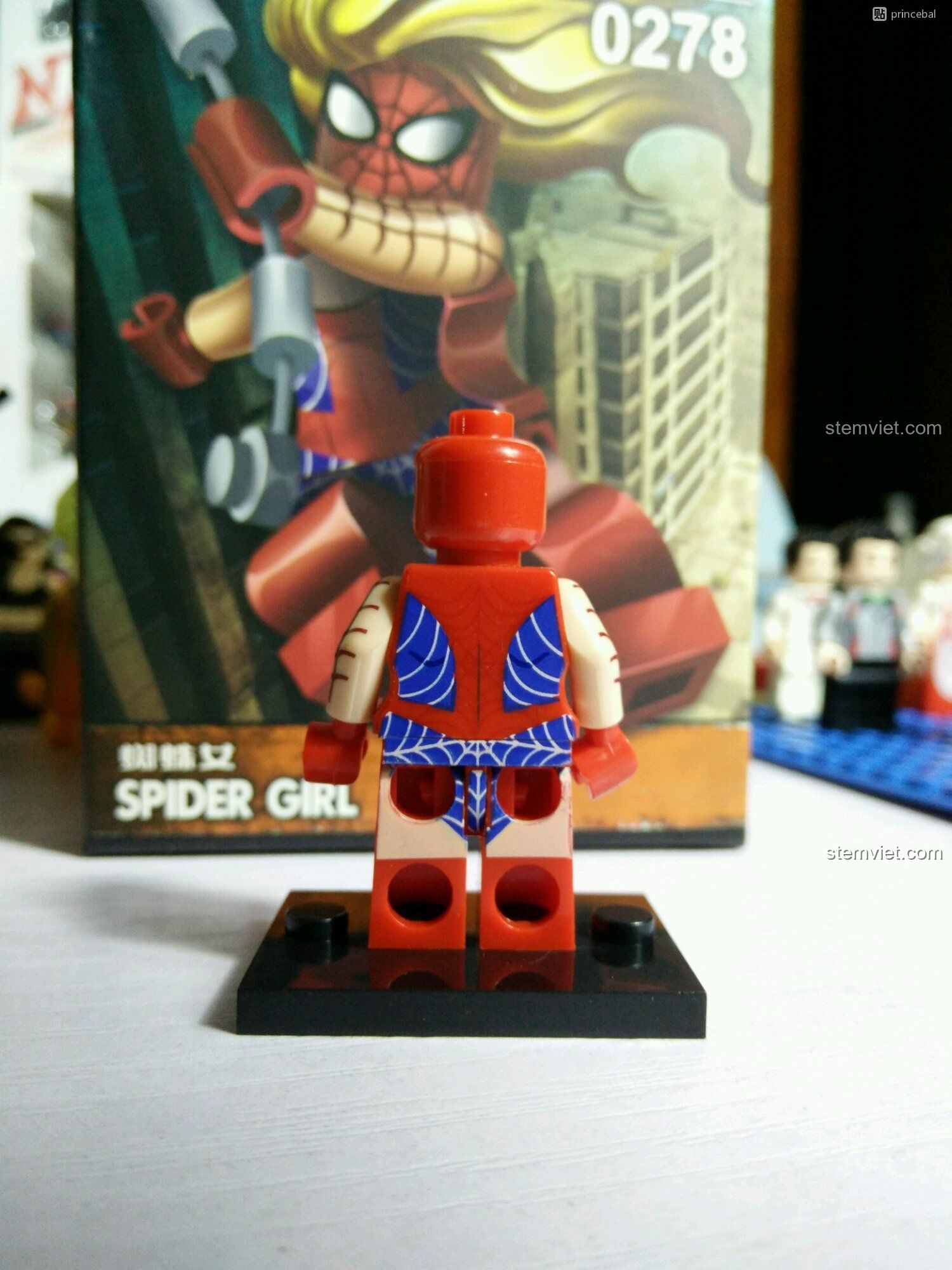 Mặt sau của minifigure Spider Girl Decool 0278, chi tiết in sắc nét. Review bộ đồ chơi minifigure Spider-Man.