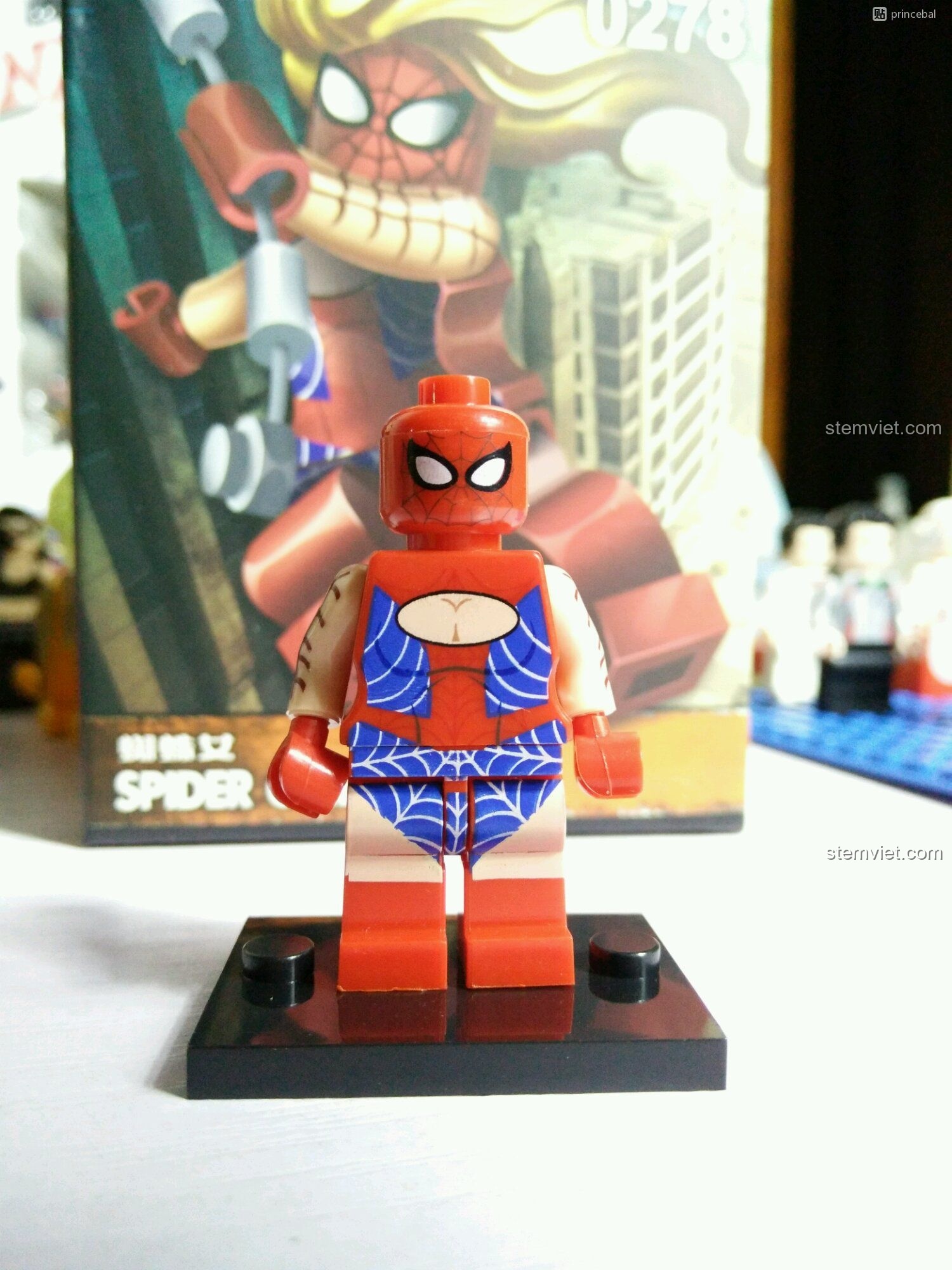 Mặt trước của minifigure Spider Girl Decool 0278, với thiết kế thân nữ đặc trưng. Đánh giá đồ chơi lắp ráp Decool.