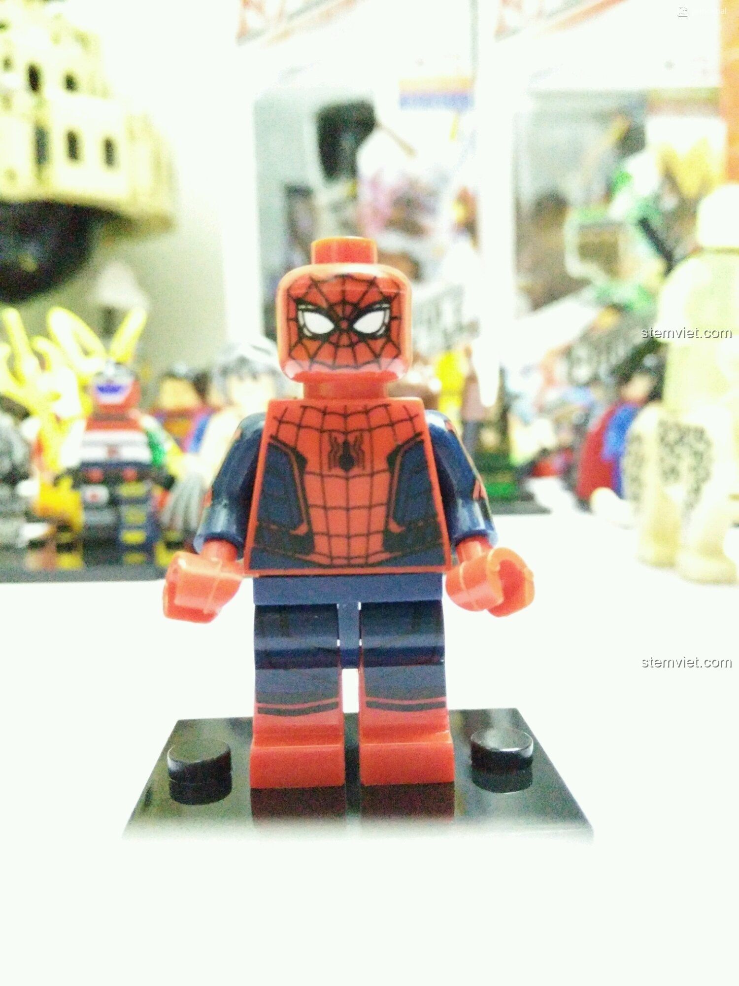 Minifigure Spider-Man Decool 0274 sau khi lắp ráp, nhìn từ phía trước. Đánh giá chất lượng in ấn sắc nét trên đồ chơi.