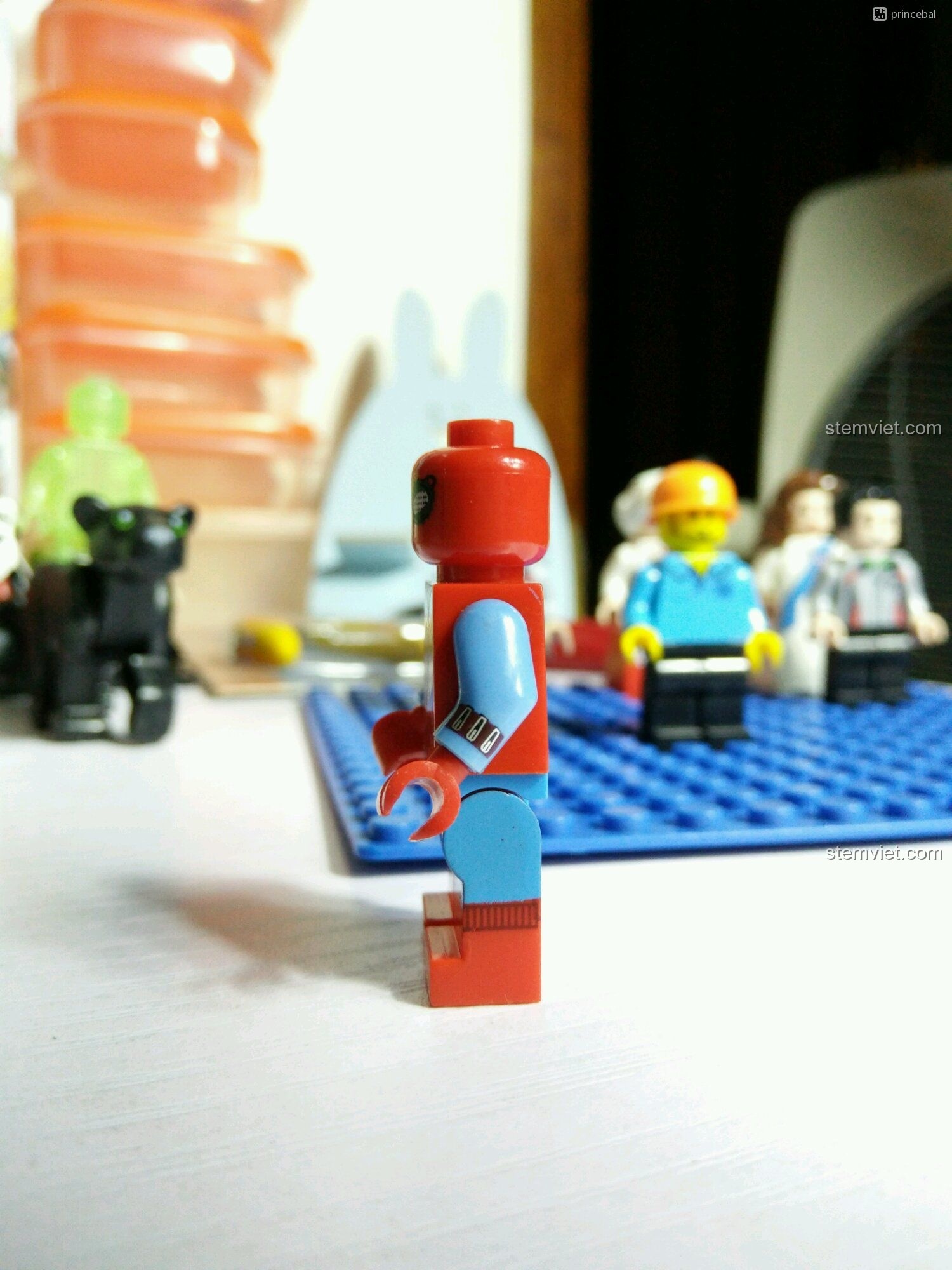 Góc nhìn bên phải của minifigure Spider-Man Homecoming Decool 0276. Cảm nhận về chất lượng minifigure giá rẻ.