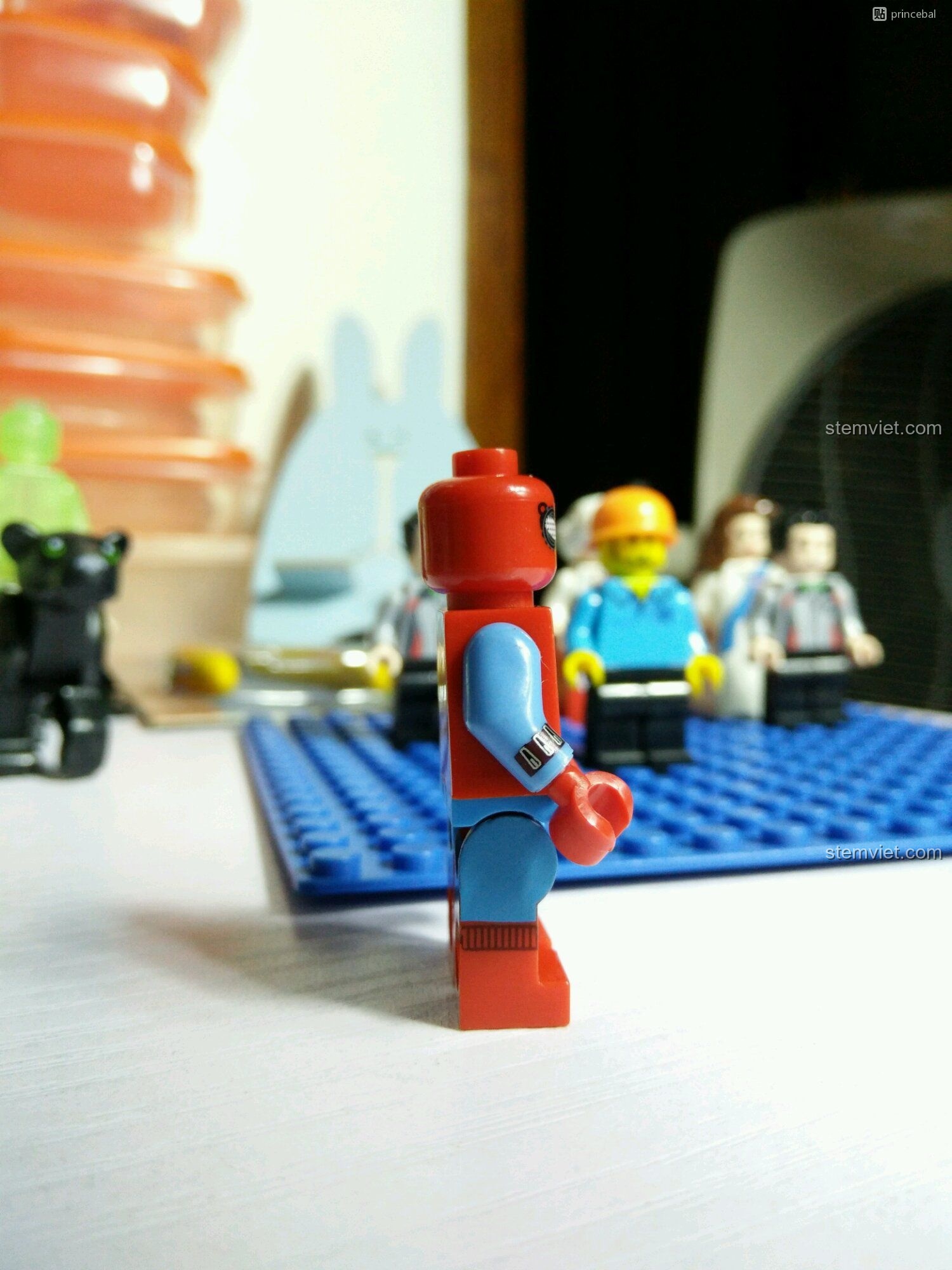 Góc nhìn bên trái của minifigure Spider-Man Homecoming Decool 0276. Đồ chơi lắp ráp cho bé trai 6 tuổi.