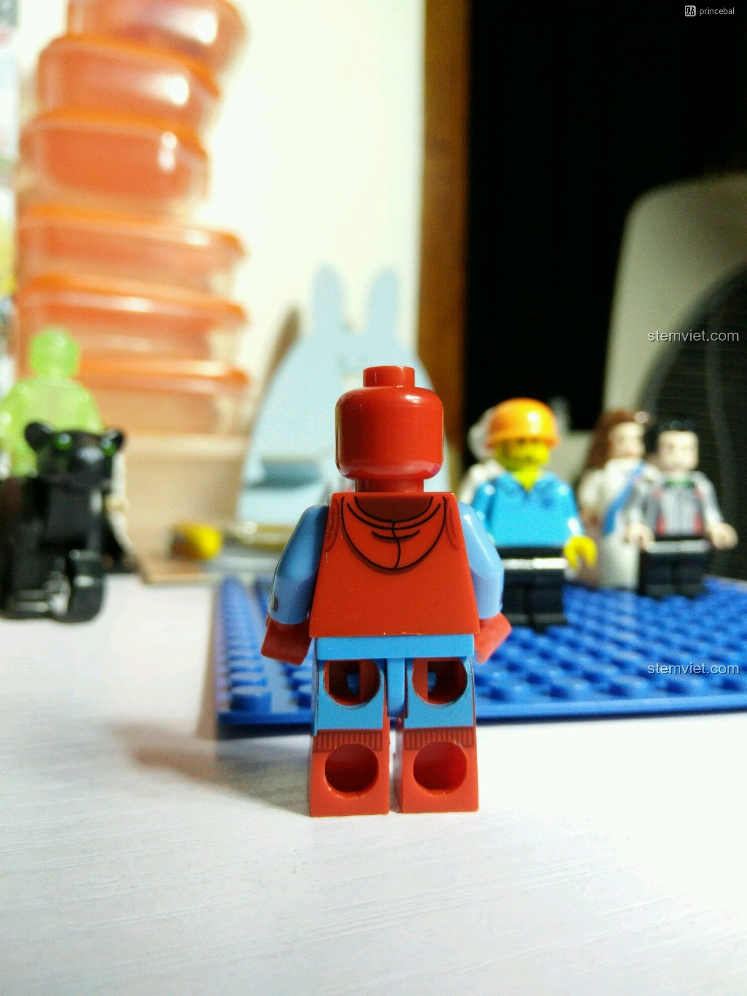 Mặt sau của minifigure Spider-Man Homecoming Decool 0276, có cả chi tiết mũ áo. Review đồ chơi lắp ráp Marvel.