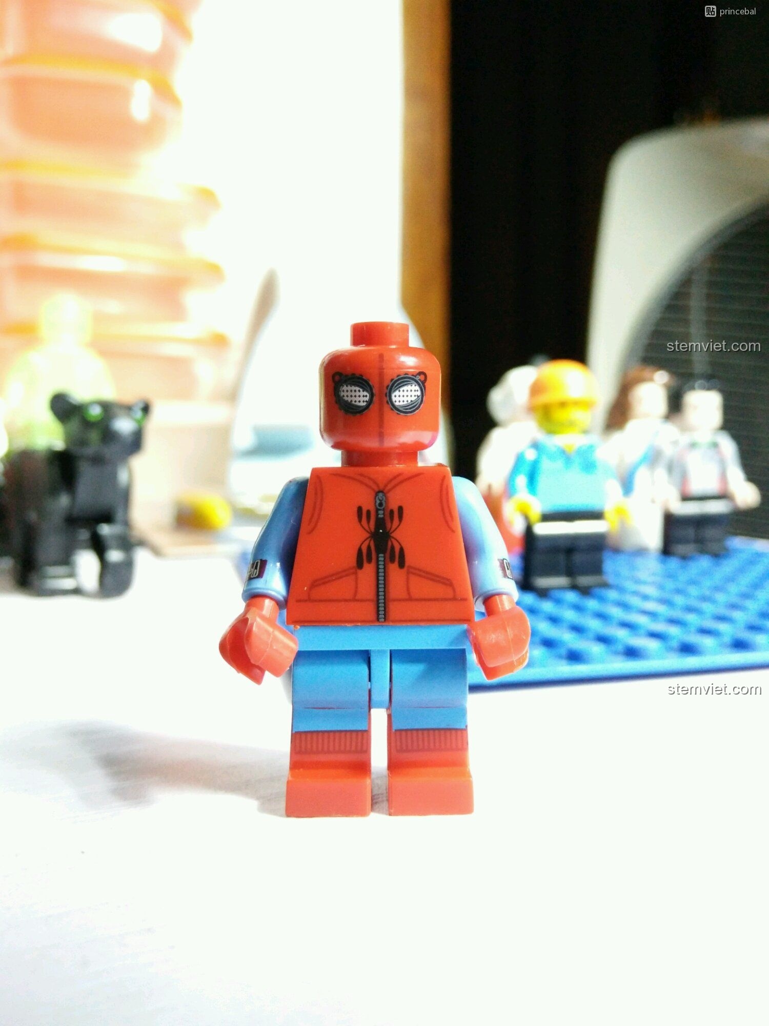 Mặt trước của minifigure Spider-Man Homecoming Decool 0276. Đánh giá chi tiết đồ chơi lắp ráp Decool.