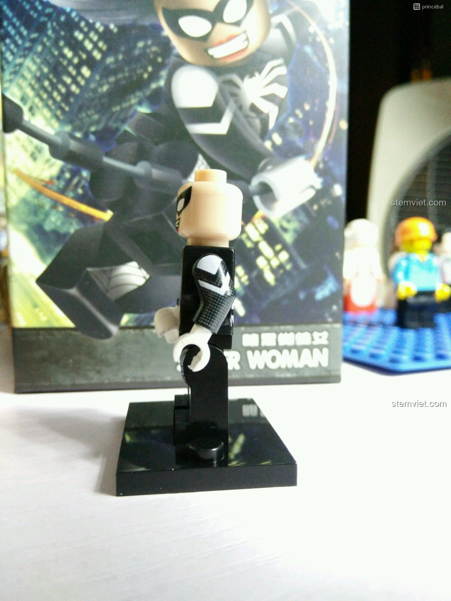 Góc nhìn bên phải của minifigure Spider Woman Decool 0279. Đồ chơi lắp ráp cho bé trai 6 tuổi.