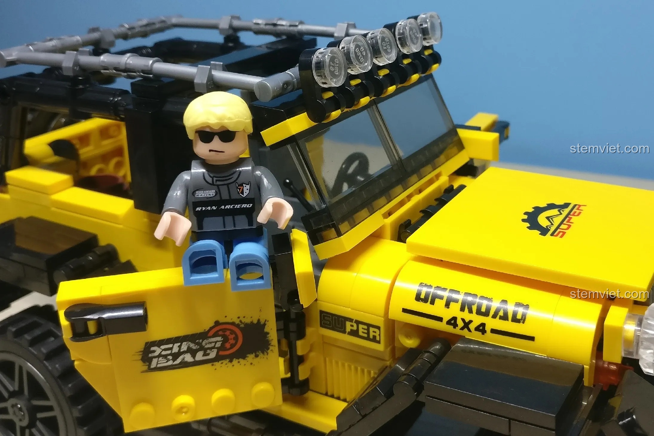 Nhân vật minifigure tài xế trong bộ đánh giá Xingbao XB 03024 Xe Jeep địa hình, với mái tóc vàng và kính râm sành điệu.