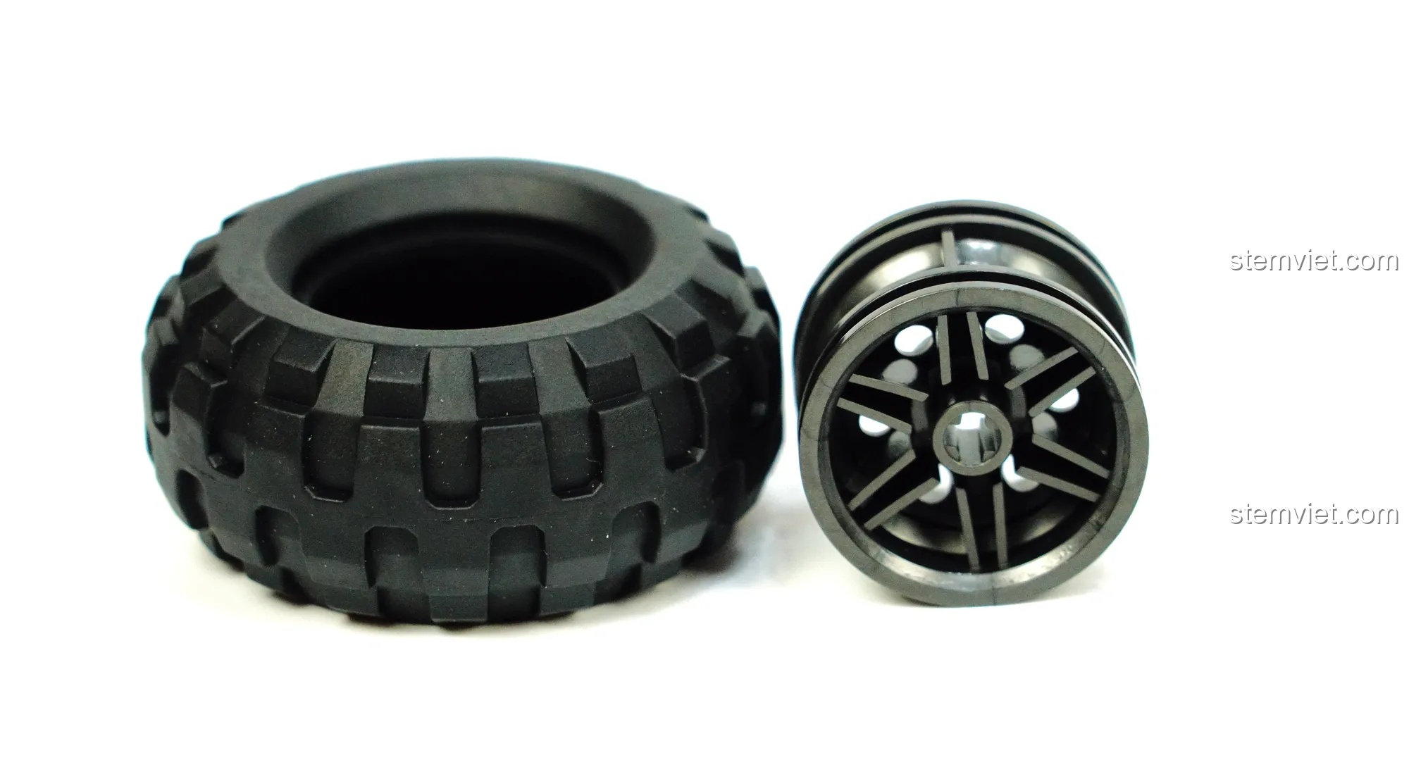 Minifigure tay đua mặc áo da có dây chuyền chữ B trong bộ đồ chơi Xe Bán Tải Địa Hình Quái Vật cho bé trai 6+.