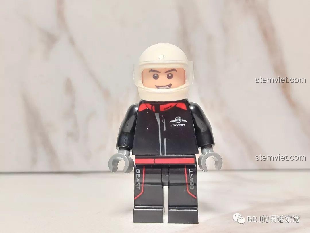 Cận cảnh minifigure tay đua đi kèm bộ Sembo 607027, mặc đồ đua đen đỏ và đội mũ bảo hiểm trắng.