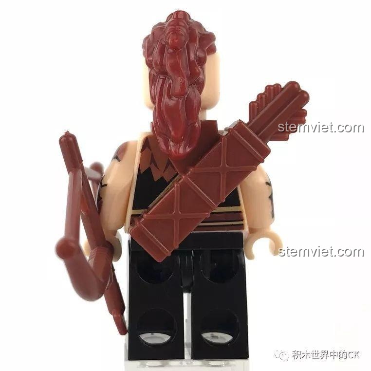Mặt sau của minifigure Thành Cát Tư Hãn Sembo 11838, cho thấy chi tiết bao đựng tên và mái tóc được thiết kế công phu.
