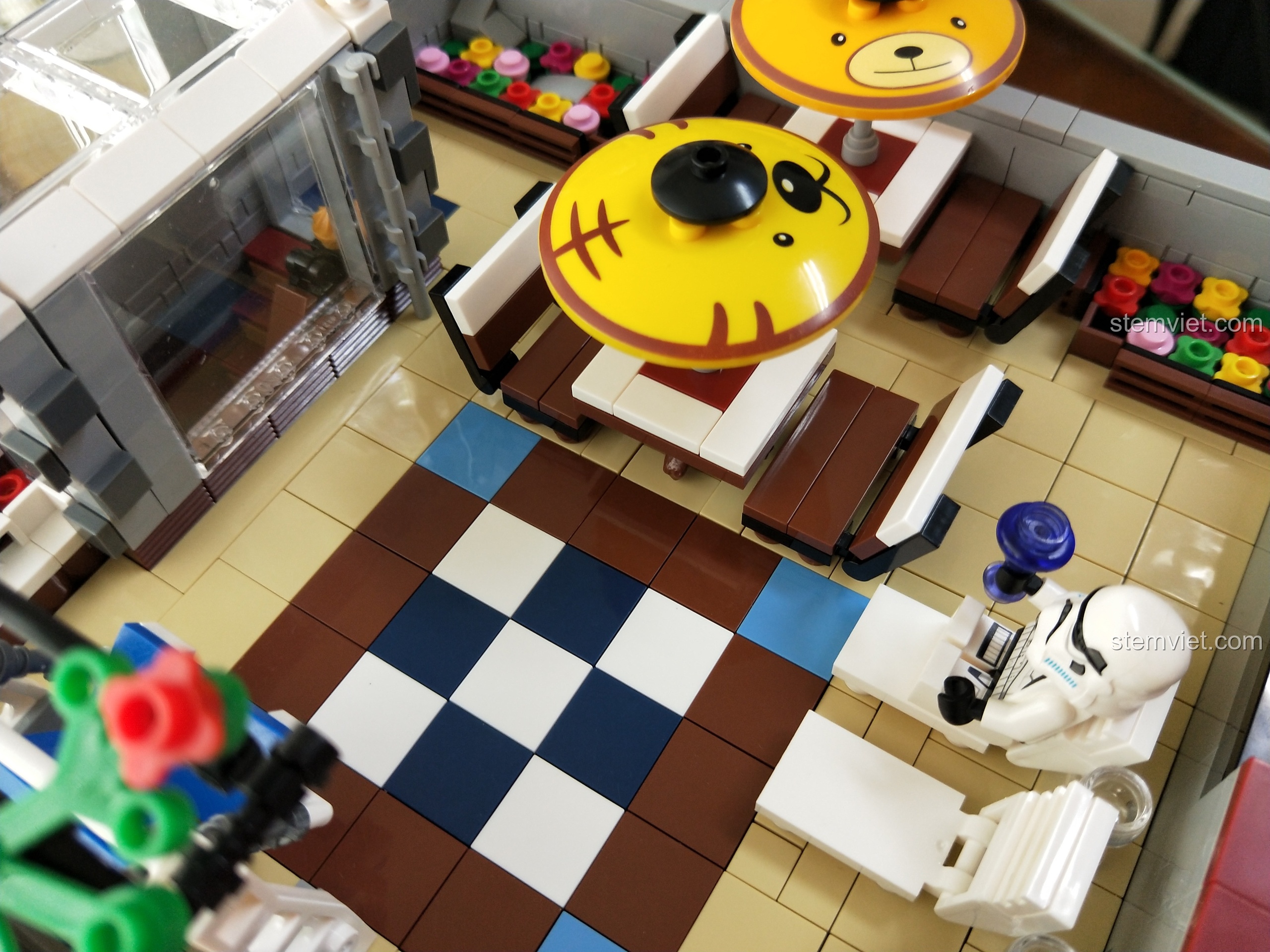 Minifigure đang thư giãn trên ghế nằm ở tầng thượng, tận hưởng không gian yên tĩnh.