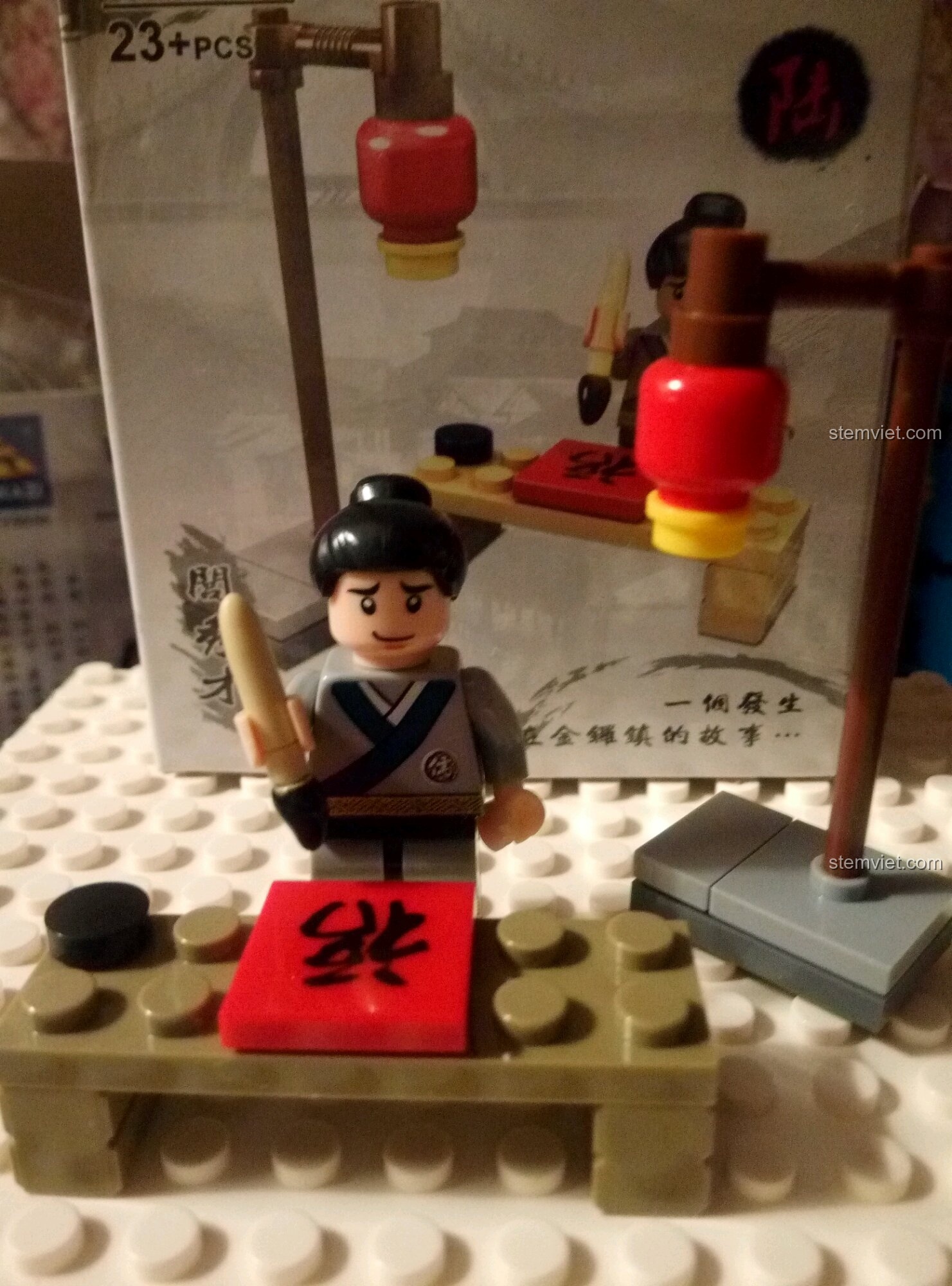 Minifigure thư sinh và bàn viết thư pháp. Bộ xếp hình Quán trà cổ KAZI hợp túi tiền.