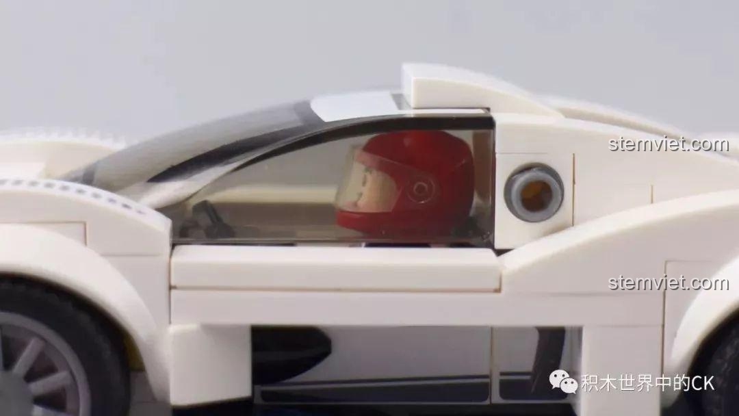 Minifigure tay đua ngồi vừa vặn bên trong buồng lái của xe đua Maserati MC12 Sembo Block 607025.