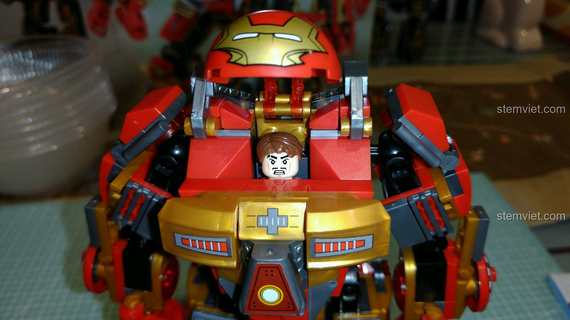 Minifigure Iron Man bên trong khoang lái của Mô hình Iron Man Hulkbuster MK16 Sembo giá bình dân.