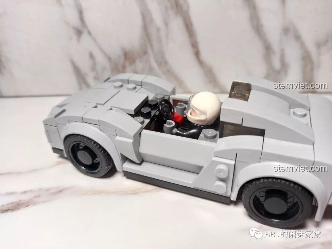 Góc nhìn từ bên hông vào khoang lái của xe Sembo 607027, cho thấy minifigure tay đua ngồi vừa vặn bên trong.