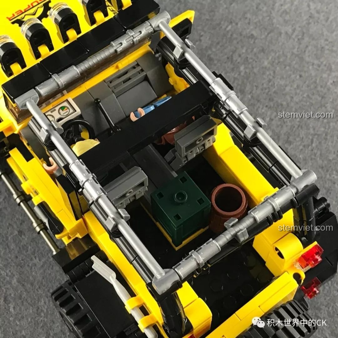 Nhân vật minifigure ngồi trong khoang lái của bộ đồ chơi Xe Jeep địa hình cho con trai từ 6 tuổi, cho thấy sự chênh lệch tỉ lệ.