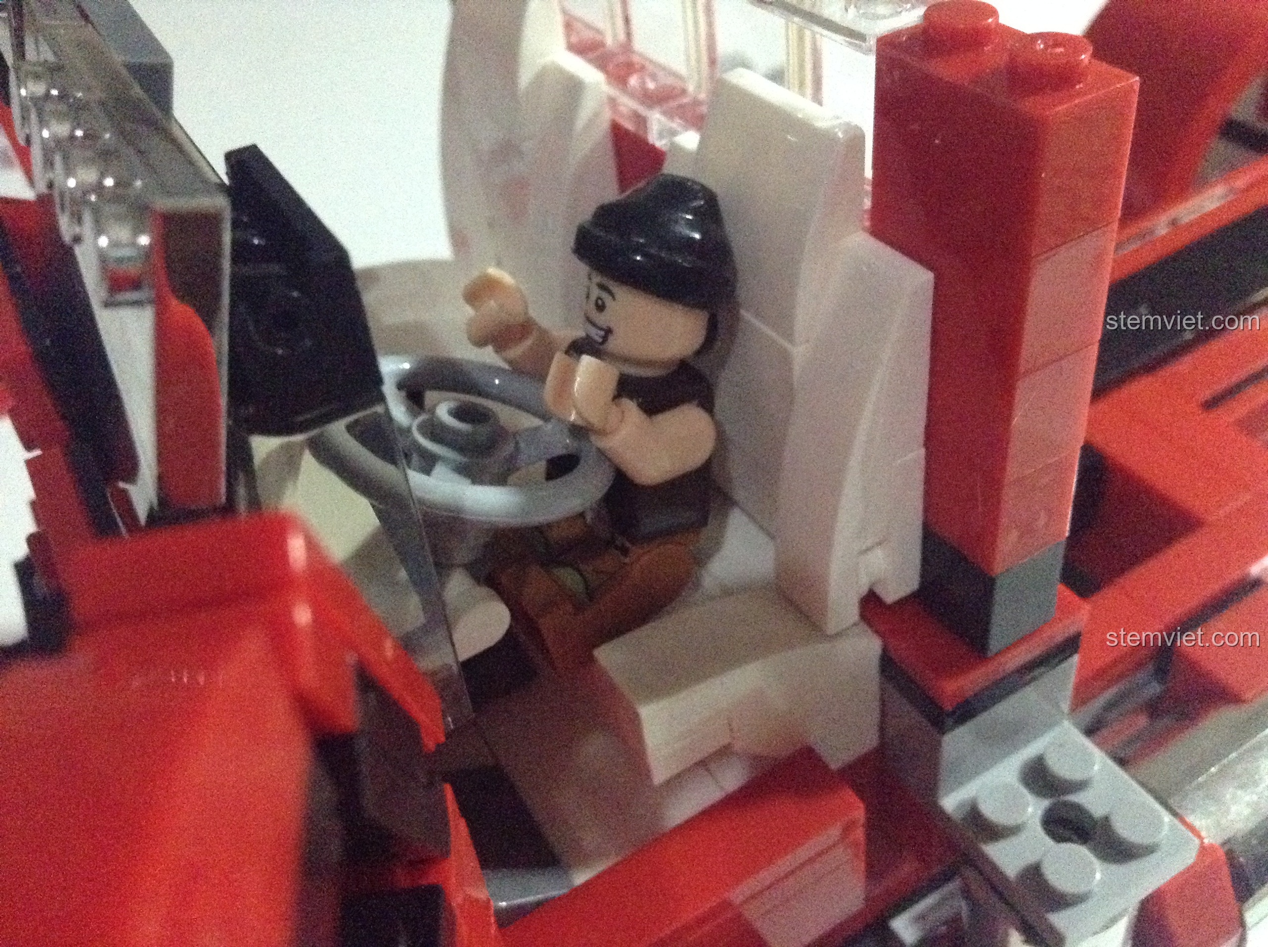 Một nhân vật minifigure được đặt vào ghế lái để thử kích thước của khoang cabin.