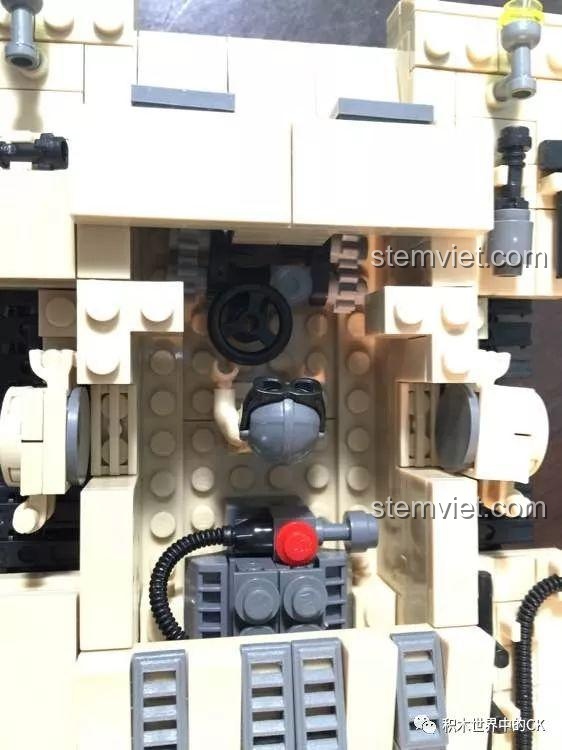 Minifigure ngồi gọn trong khoang lái rộng rãi của bộ lắp ráp Xe tăng Đức Panzer III cho trẻ em từ 6 tuổi.